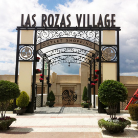 Entrada del complejo de tiendas 'outlet' Las Rozas Village.