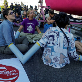 Unos 300 activistas por el clima han ocupado este lunes el paso elevado en la zona de Nuevos Ministerios en Madrid