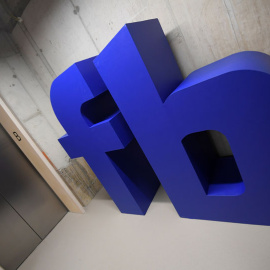 Un logo de Facebook en su sede en Londres. REUTERS/Toby Melville