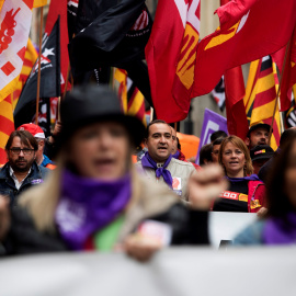 El secretario general de CCOO en Catalunya, Javier Pacheco (detrás d) y el secretario general de UGT en Cataluña, Camil Ros (detrás i) durante la manifestación que los que los principales sindicatos catalanes, CCOO y UGT, han convocado en f