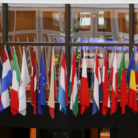 Las banderas de la Unión Europea en una sala de la Comisión / REUTERS