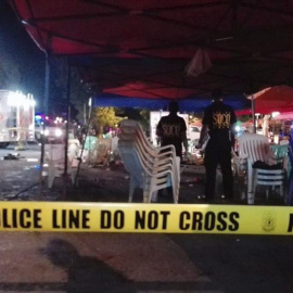 Varios policías del Departamento Operativo de Escena de Crímen (SOCO) recoge evidencias en el sitio donde hubo una explosión en un mercado nocturno en Dávao, Filipinas. EFE/Cerilo Ebrano