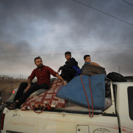 Un grupo de sirios huyen de la ciudad de Ras al Ain.REUTERS/Rodi Said