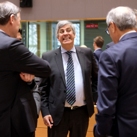 El ministro portugués de Finanzas y presidente del Eurogrupo, Mário Centeno (c), durante la reunión de ministros de Economía y Finanzas de la Eurozona en Bruselas, Bélgica. EFE/ Olivier Hoslet