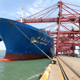 El buque de carga de contenedores 'CSCL Neptune', en el puerto deLianyungang, en la provincia china de Jiangsu. REUTERS