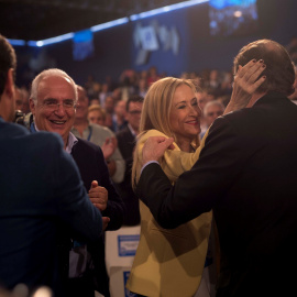 El presidente del Gobierno, Mariano Rajoy (de espaldas), saluda a la presidenta de la Comunidad de Madrid, Cristina Cifuentes, a su llegada esta tarde a la Convención Nacional del partido que se celebra este fin de semana en Sevilla. EFE/Ra