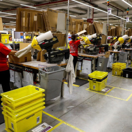 Trabajadores en un centro logístico de Amazon. EFE/ Archivo