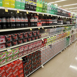 Refrescos azucarados en un supermercado británico. / REUTERS