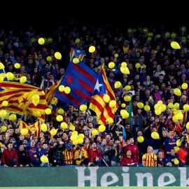 Lanzamiento de globos amarillos en el Nou Camp. / EFE