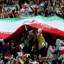 10/10/2019 - Las fanáticas iraníes asisten al partido clasificatorio de la Copa Mundial de la FIFA de Irán - Camboya por primera vez en el estadio Azadi en Teherán (Irán).