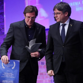 Carles Puigdemont entrega el premio a Álvaro Longoria, director del documental 'Dos Cataluñas' | EFE/Felipe Trueba