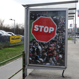 Propaganda de Fidesz, el partido de Viktor Orban, en las paradas de autobús en Budapest. CT.