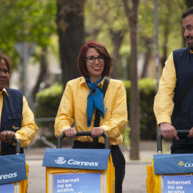 Tres trabajadores de Correos. /EFE