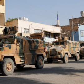 Vehículos militares turcos conducen para cruzar a Siria en la ciudad fronteriza turca de Ceylanpinar. REUTERS / Murad Sezer