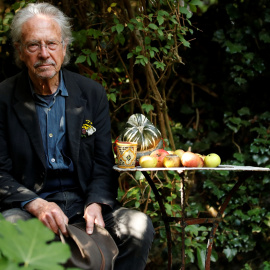 11/10/2019 - Peter Hanke, ganador del Premio Nobel de Literatura 2020 posando en su casa de Chaville (Francia). /REUTERS - Christian Hartmann