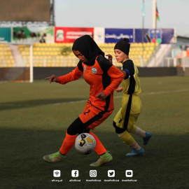 Una mujer jugando al fútbol. / Federación afgana de fútbol.