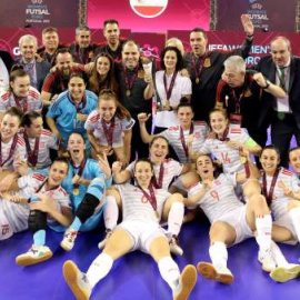 Las jugadoras de la selección española de fútbol sala celebran su victoria en la Eurocopa/ EFE