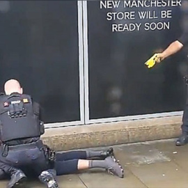 Agentes de la Policía detienen a un hombre tras un ataque en un centro comercial de Mánchester. REUTERS