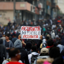 07/10/2019 Un manifestante sostiene un cartel con el lema "aguanta mi pueblo, aguanta" durante las protestas en Ecuador. / REUTERS - CARLOS GARCIA RAWLINS