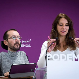 La portavoz Ejecutiva de Podemos ,Noelia Vera, junto al el secretario de Organización de Podemos, Pablo Echenique, durante la rueda de prensa tras el Consejo de Coordinación de la formación. -EFE/Luca Piergiovanni