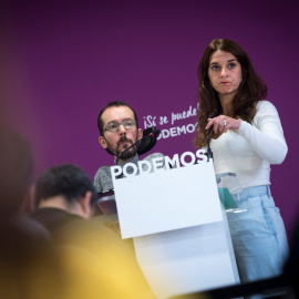 La portavoz de la ejecutiva de Podemos ,Noelia Vera, junto al el secretario de Organización del partido, Pablo Echenique, durante la rueda de prensa tras el Consejo de Coordinación de la formación morada. EFE/Luca Piergiovanni