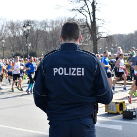 Un policía alemán vigila durante el desarroll de la media maratón de Berlín. AFP/Christophe Gateau