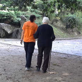 Una cuidadora de barrio acompaña a una anciana en Vigo. / FUNDACIÓN ERGUETE