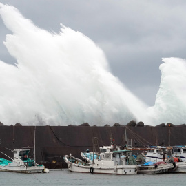 Olas rompen en el puerto en la ciudad de Kiho. EFE/FRANCK ROBICHON