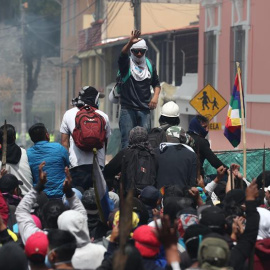 Manifestantes participan en una nueva jornada de protestas en Quito este viernes. EFE/ José Jacome