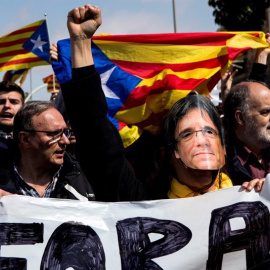 Varias decenas de manifestantes, convocados por los Comités de Defensa de la Repúiblica (CDR) protestan en las inmediaciones del Auditori de Barcelona donde el rey Felipe preside la entrega de despachos a los jueces. EFE/ Quique García