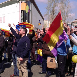 Manifestants contra la presència del rei Felip VI, aquest dilluns a Barcelona. | Marc Font.