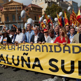 Els dirigents de Ciutadans, Inés Arrimadas, Carlos Carrizosa, José Manuel Villegas, i Lorena Roldán, al costat dels dirigents del PP, Alejandro Fenrández i Cayetana Álvarez de Toledo, encapçalen la manifestació que discorreix pel Passeig de