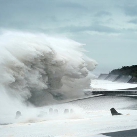 Olas gigantes generadas este sábado por el tifón Hagibis en Mihama, en la prefectura de Mie, Japón. Las autoridades de Japón activaron hoy una inusual alerta máxima por lluvias ante la aproximación del potente tifón Hagibis, que antes de to