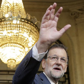 El jefe del Ejecutivo en funciones y líder del PP, Mariano Rajoy, saluda a su llegada esta mañana al Hotel Palace, donde ha presentado hoy la conferencia de Alfonso Alonso, presidente del PP Vasco y candidato a Lehendakari. EFE/ Emilio Nara