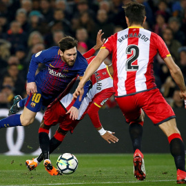 Lionel Messi cae ante Ramalho, del Girona, durante el Barça-Girona de primera vuelta, disputado en el Camp Nou. - EFE