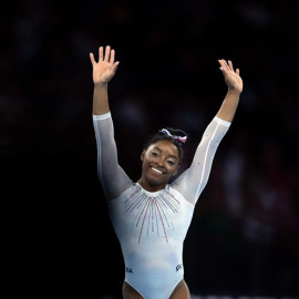 Simone Biles tras su ejercicio en el Mundial de Gimnasia. EFE/EPA/DANIEL KOPATSCH