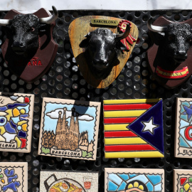 Una bandera estelada entre los objetos a la venta en una tienda de recuerdos en Barcelona. REUTERS/Susana Vera