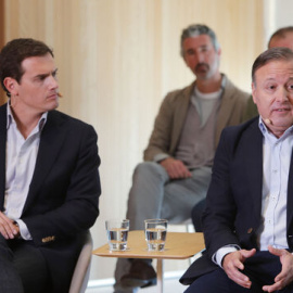 El presidente de Ciudadanos, Albert Rivera, junto al exdirigente socialista Joan Mesquida. / EFE