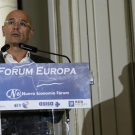 El cabeza de lista de Junts pel Si a las elecciones al Parlamento de Catalunya del 27 de septiembre, Raúl Romeva, durante su participación hoy en el desayuno informativo organizado por Fórum Europa. / ZIPI (EFE)