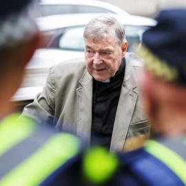 El cardenal George Pell a su llegada llega al Tribunal este martes en Melbourne (Australia). / EFE