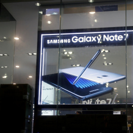 Un anuncio del Samsung Galaxy Note 7 en una tienda de móviles en Hanoi (Vietnam). REUTERS/Kham