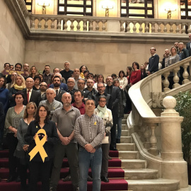 El president del Parlament, Roger Torrent, els seus predecessors Ernest Benach i Joan Rigol, diputats de JxCat i ERC i treballadors de la cambra, guardant 10 minuts de silenci per demanar l'alliberament de l'expresidenta del Parlament Carme