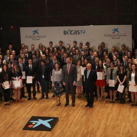 Los Reyes Felipe VI y Letizia, durante la foto de familia en la ceremonia de entrega de las becas de posgrado de La Caixa. EFE/Ballesteros