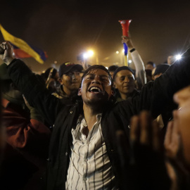 13/10/2019.-Manifestantes celebran el acuerdo logrado entre el Gobierno e indígenas que termina con las protestas en el país, en Quito. El Gobierno y los indígenas ecuatorianos llegaron este domingo a un acuerdo a través del cual se derogar