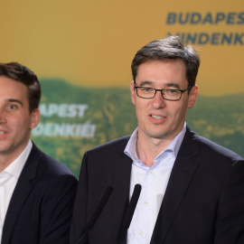 El recién elegido alcalde de Budapest Gergely Karacsony (R), candidato de la mayoría de los partidos opositores, habla durante el evento de los partidos después de las elecciones locales a nivel nacional en Budapest, Hungría, el 13 de octub