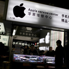 Un centro de servicio técnico de Apple en Shanghai. REUTERS/Aly Song