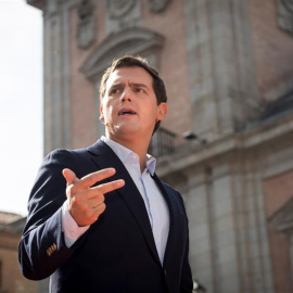 El presidente de Ciudadanos, Albert Rivera, durante su intervención el sábado pasado en el acto en la madrileña plaza de la Villa. EFE