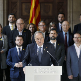 El presidente de la Generalitat, Quim Torra, flanqueado por los consellers de su Govern, el presidente del Parlament, Roger Torrent, miembros soberanistas de la Mesa de la cámara catalana, y otras personalidades políticas catalanas, durante