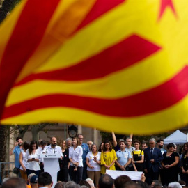 El vicepresidente de Omnium Cultural, Marcel Mauri (i), interviene en un acto ante el Tribunal Superior de Justicia de Cataluña en protesta por la sentencia del procés en la que se condena a los líderes independentistas a penas de entre 9 y