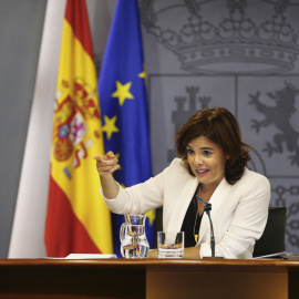 La vicepresidenta del Gobierno, Soraya Sáenz de Santamaría, durante la rueda de prensa posterior al Consejo de Ministros. EFE/J.P.Gandul